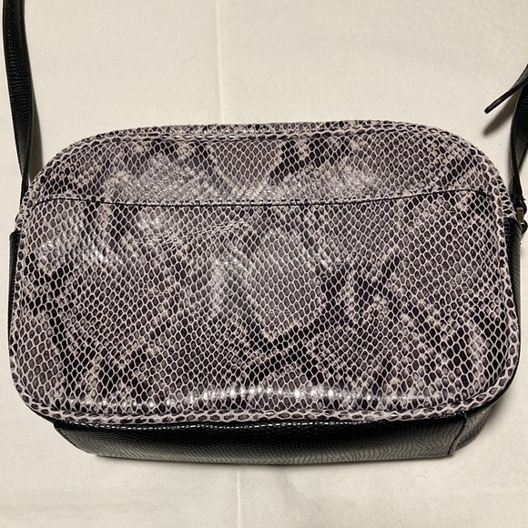 G.i.l.i. Genuine Leather Snakeskin Look Textured Bag - Picture 7 of 14